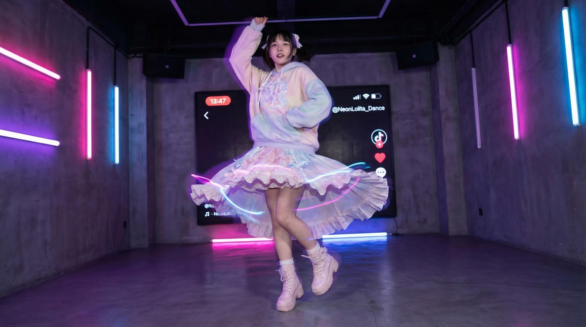 校花短传媒 - TikTok风格舞蹈